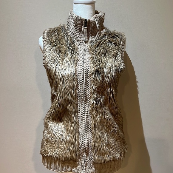Kenar Faux Fur Knit Vest - Picture 2 of 9